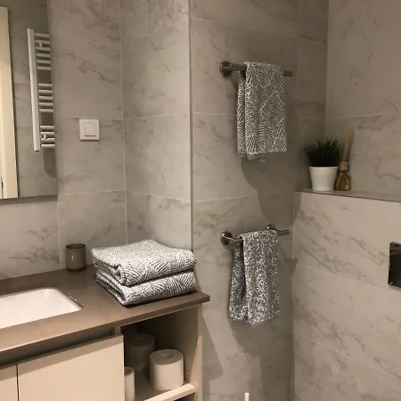 アパート Cozy Waterfront With Bed *