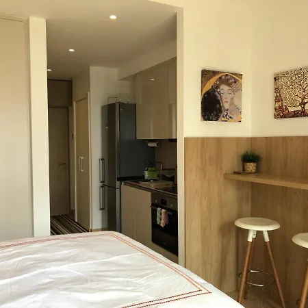 Cozy Waterfront With Bed